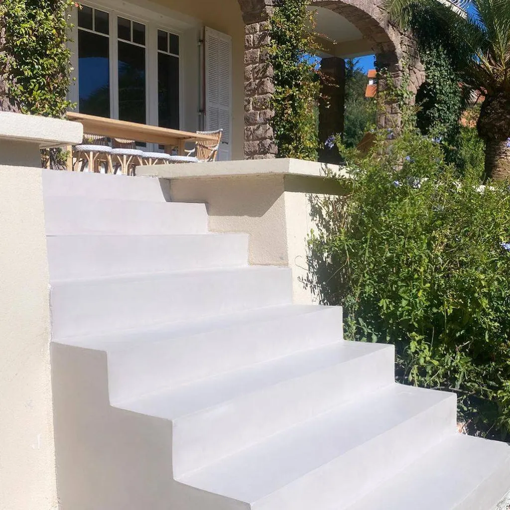 Réalisation d’un escalier extérieur en béton ciré TERRE DU MONDE