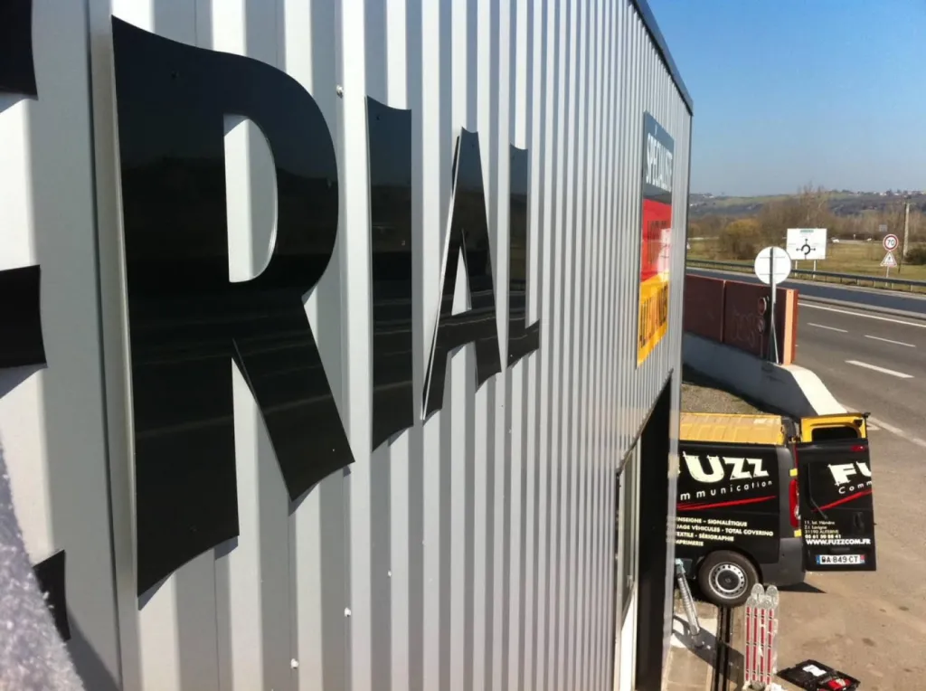 Enseigne pour le Garage Impérial en lettres découpées fixation sur bardage Toulouse