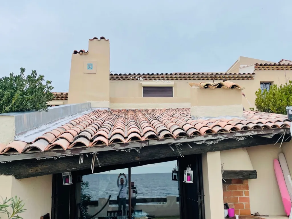 Réfection d’une toiture de maison en P.S.T Canal près de Aix en Provence.