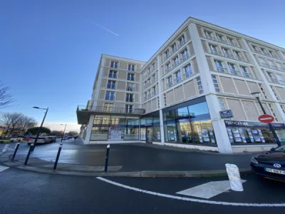 Façade d'angle de rues