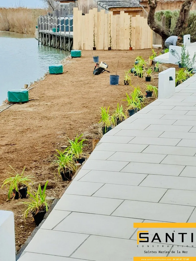 DALLAGE EXTERIEUR EN PIERRE NATURELLE BLANCHE MOLEANOS FINITION SABLEE