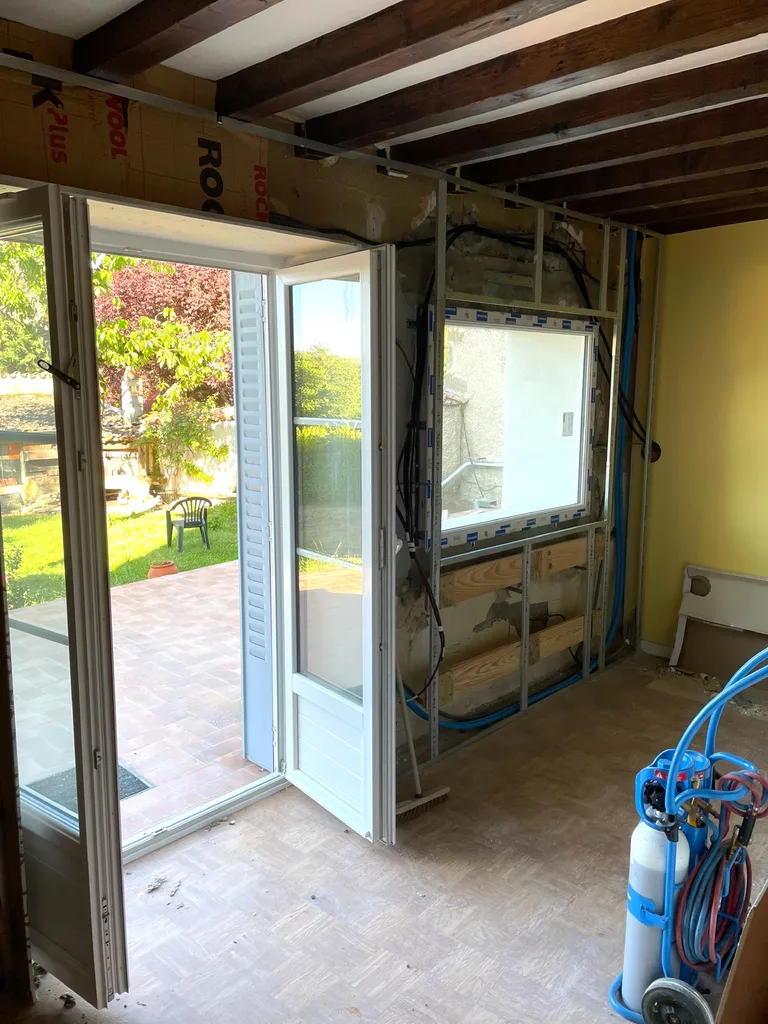 Préparation de l’isolation thermique intérieure (ITI) autour de la nouvelle fenêtre avant pose du doublage pour optimiser les performances énergétiques