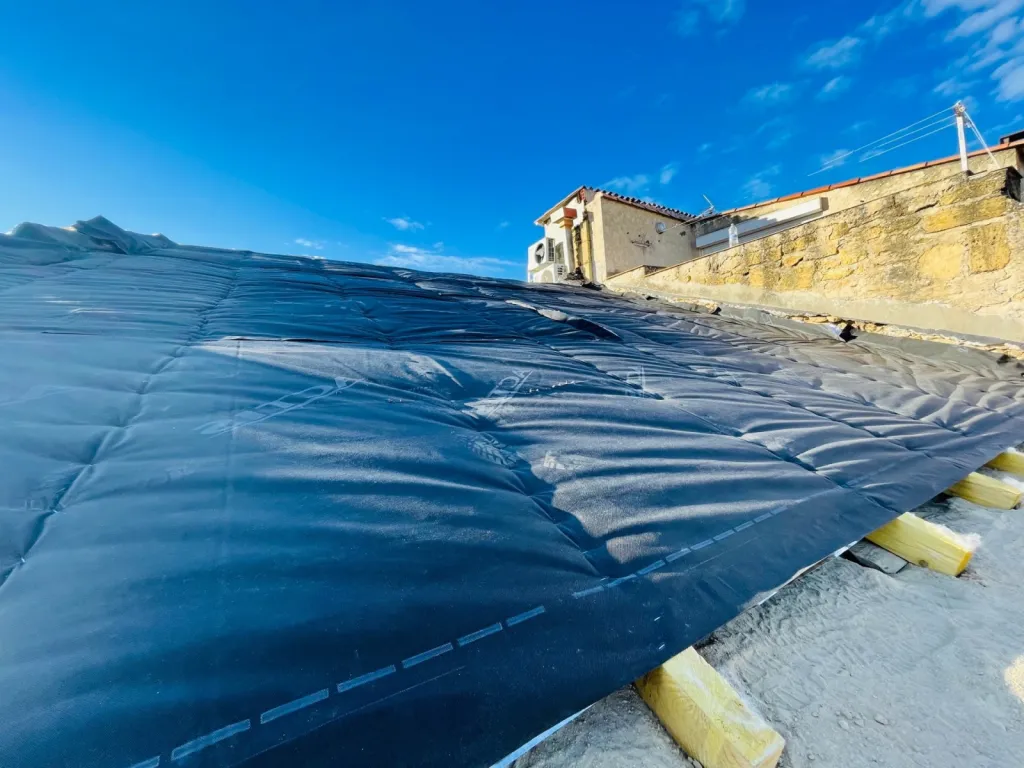 isolation sous toiture posée sur eguilles 13510