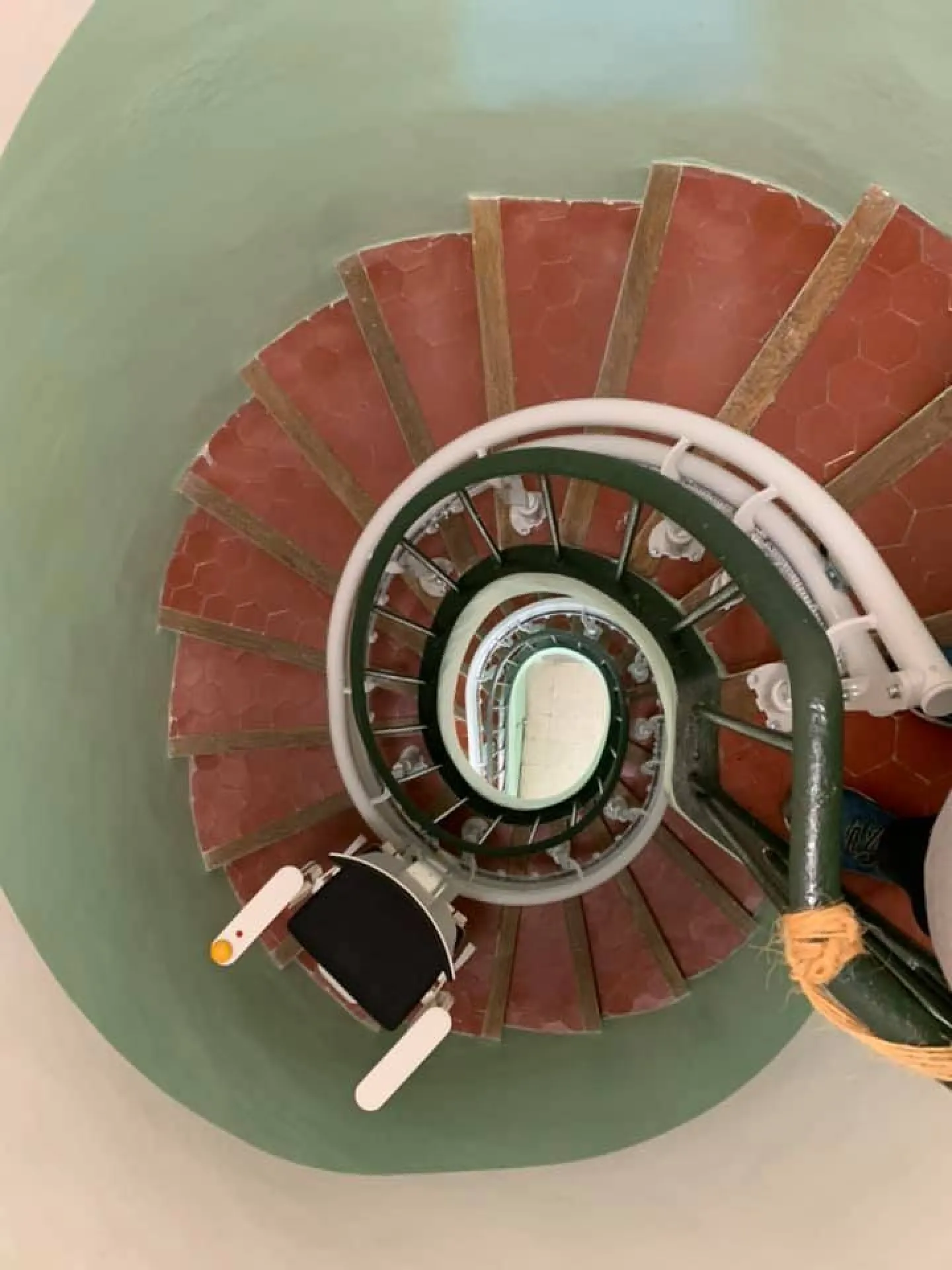 Vue plongeante sur le fauteuil monte-escaliers OTOLIFT TWO dans une maison de ville à Gardanne près d'Aix en Provence