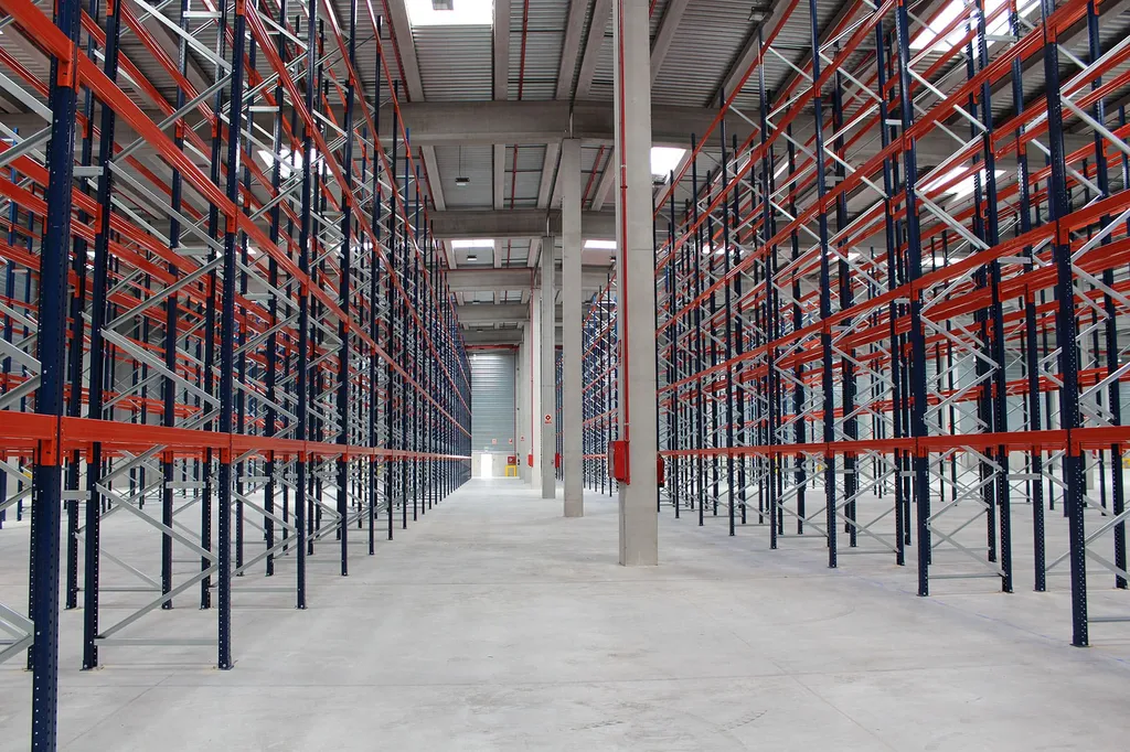 Installer un rack à palettes robuste pour le stockage lourd en entrepôt à Toulouse, Paris et en Occitanie