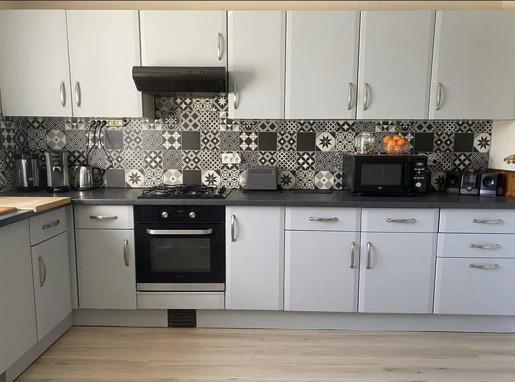 Rénovation de cuisine avec revêtement adhésif gris uni 