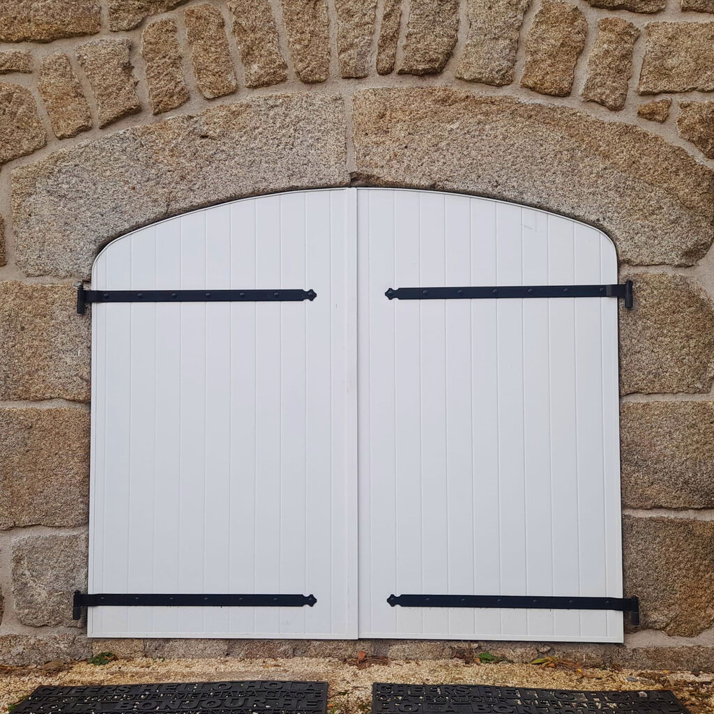 Pose par 3 Baies de menuiseries PVC volets battants blanc fabriqués en France par Volets Thiebaut à Tence en Haute-Loire 43