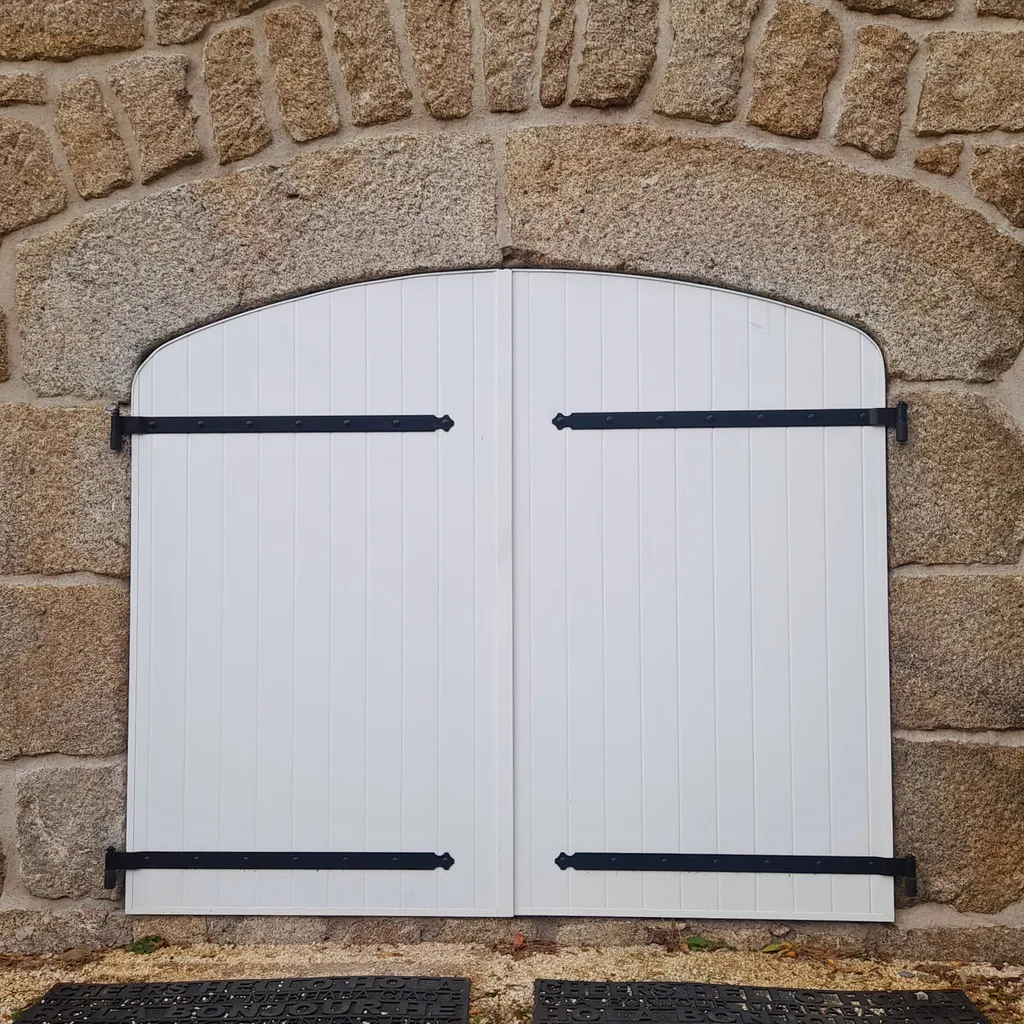 Pose par 3 Baies de menuiseries PVC volets battants blanc fabriqués en France par Volets Thiebaut à Tence en Haute-Loire 43