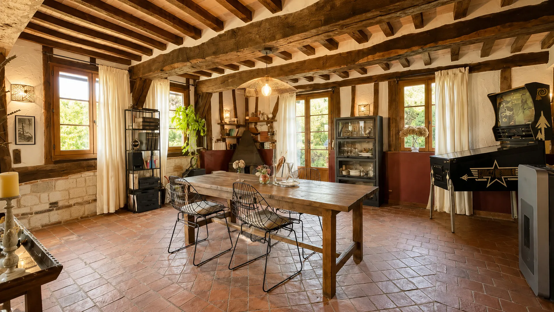 À vendre à Bures-en-Bray : Propriété avec gîte indépendant : Un gîte de 60 m² offrant séjour, cuisine équipée, 2 chambres et salle d’eau.