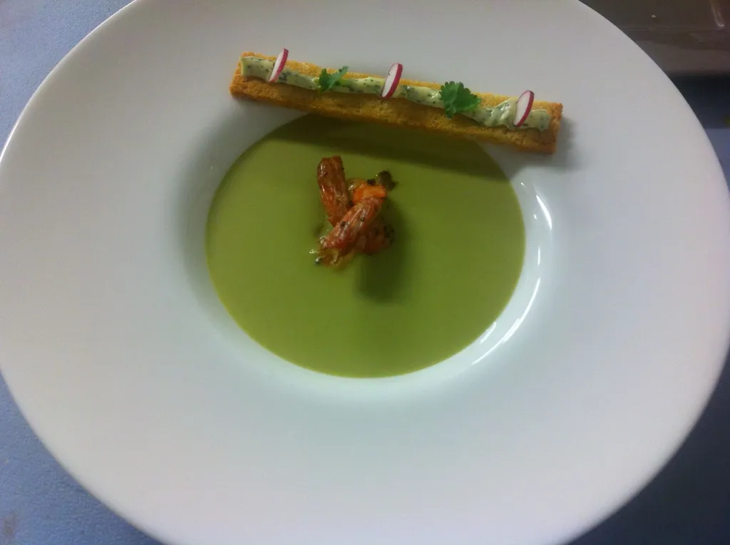 Soupe de petits pois et sa gambas à la coriandre