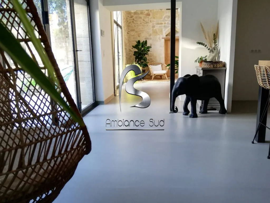 SOL EN BÉTON CIRÉ COULE AVEC UNE CHAPE MINCE FIBRE TEINTE A MARTIGUES 13