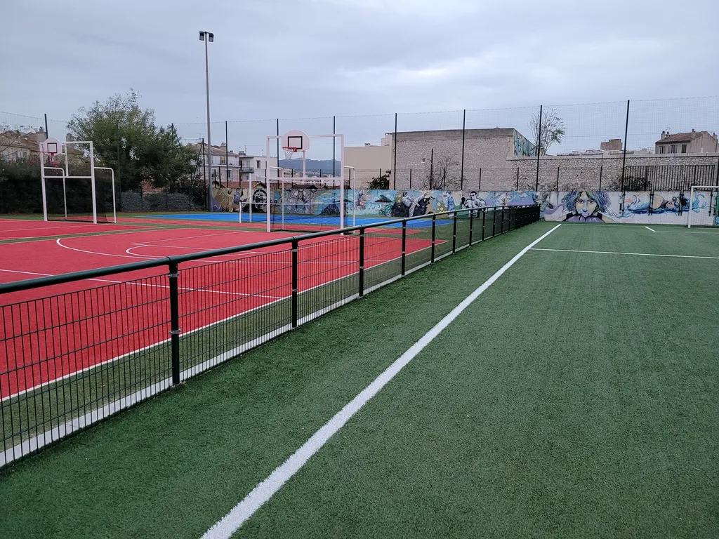 Réalisation d'un garde-corps sur mesure en acer pour délimiter un terrain de foot et les gradins à La Ciotat