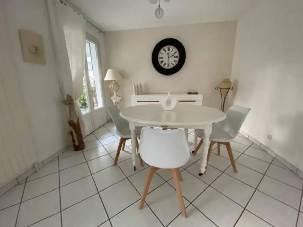 Un  intérieur rénové avec goût sur env 1230 m² de terrain clos avec 2 garages