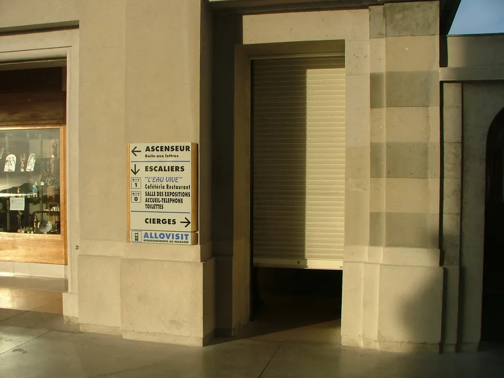 Installer un rideau métallique à lames microperforées à Marseille