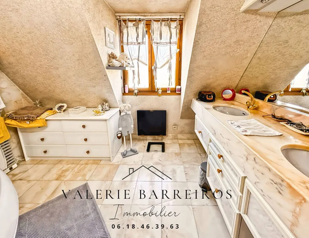 Maison de 207m2 édifié sur un terrain de 4363m2 situé dans la commune de La Londe