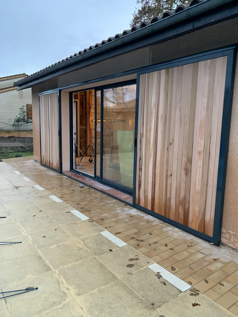 Volets coulissants en bois exotique