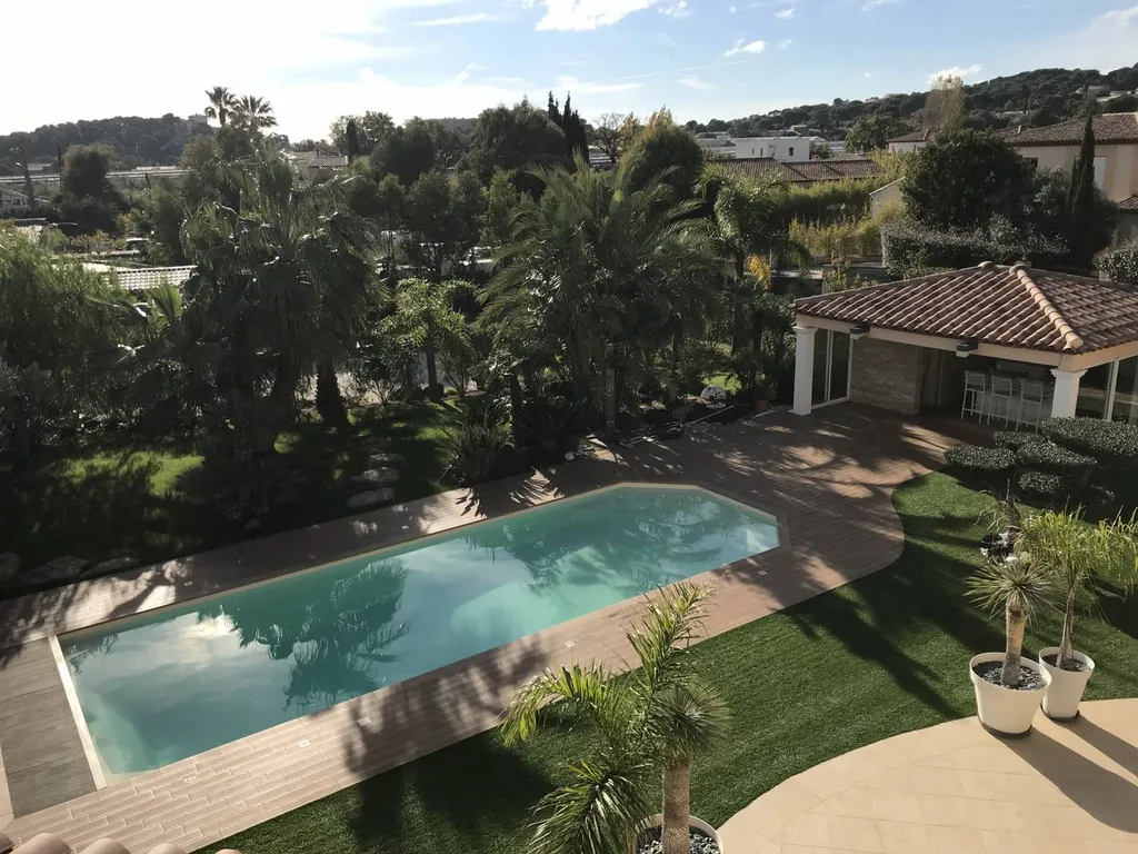 vue aérienne d'une piscine 11M avec volet sur Hyères dans le Var
