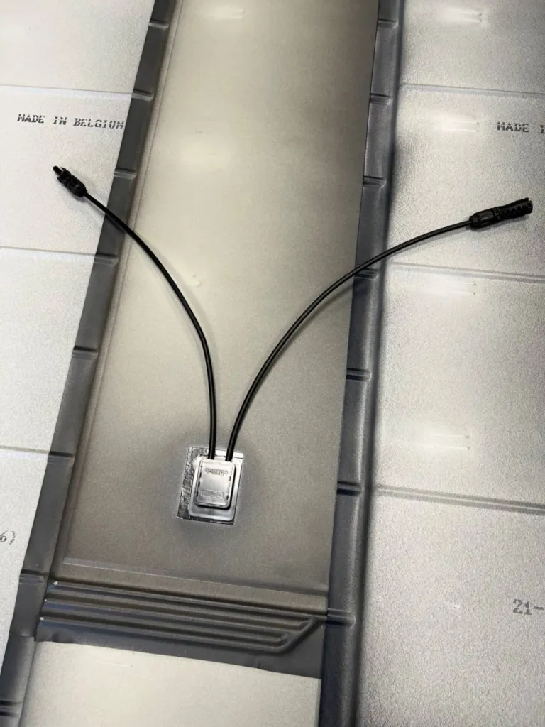 Sous-face tuile solaire eQUBE avec connectique MC4 