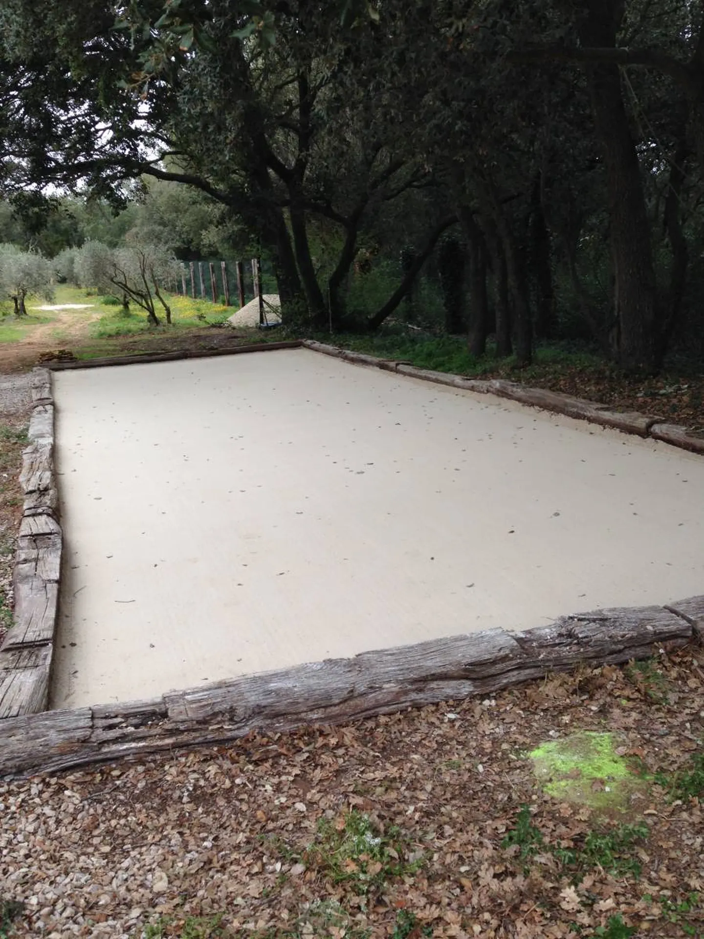 Réalisation d'un terrain de pétanque dans un jardin à Grans