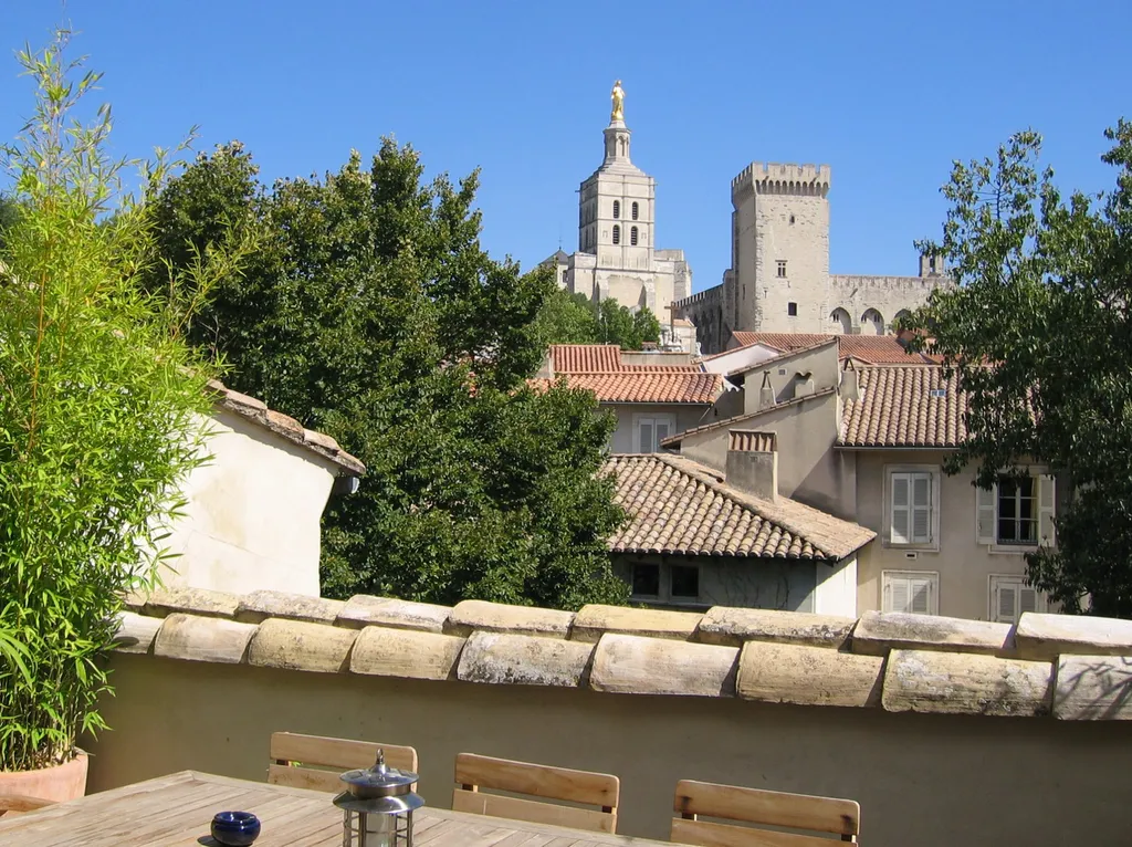 Maison avec terrasse à Avignon intramuros    