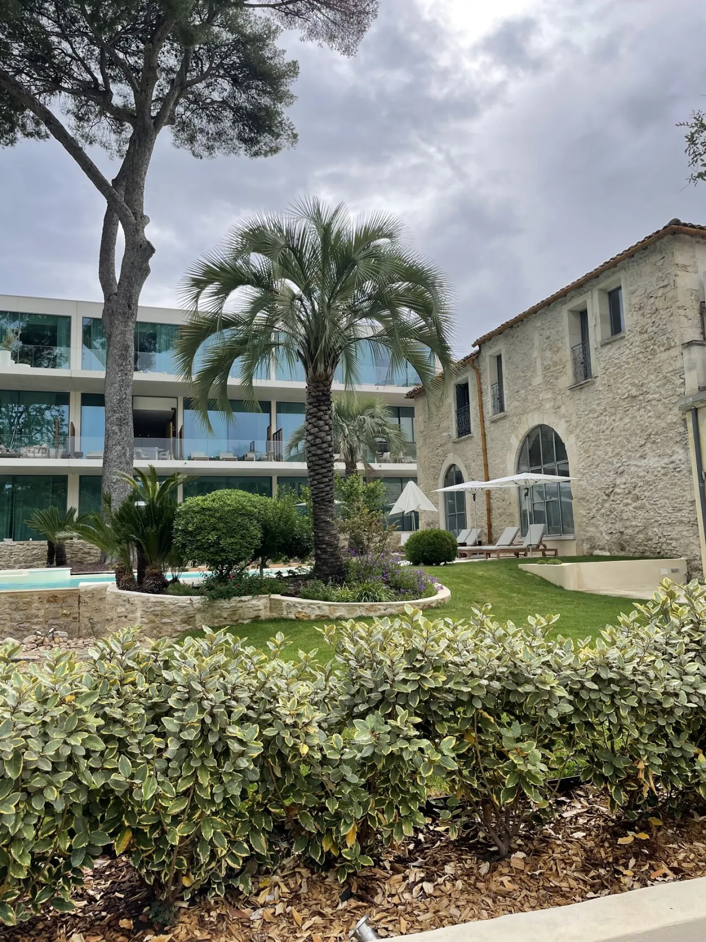 Installation du Room Directory IPTV avec écrans miroirs et TV LG et Chromecast intégré au Domaine de Verchant, hôtel 5* situé dans l'Hérault