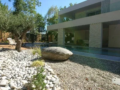 Décoration minérale d'un jardin zen à Montpellier