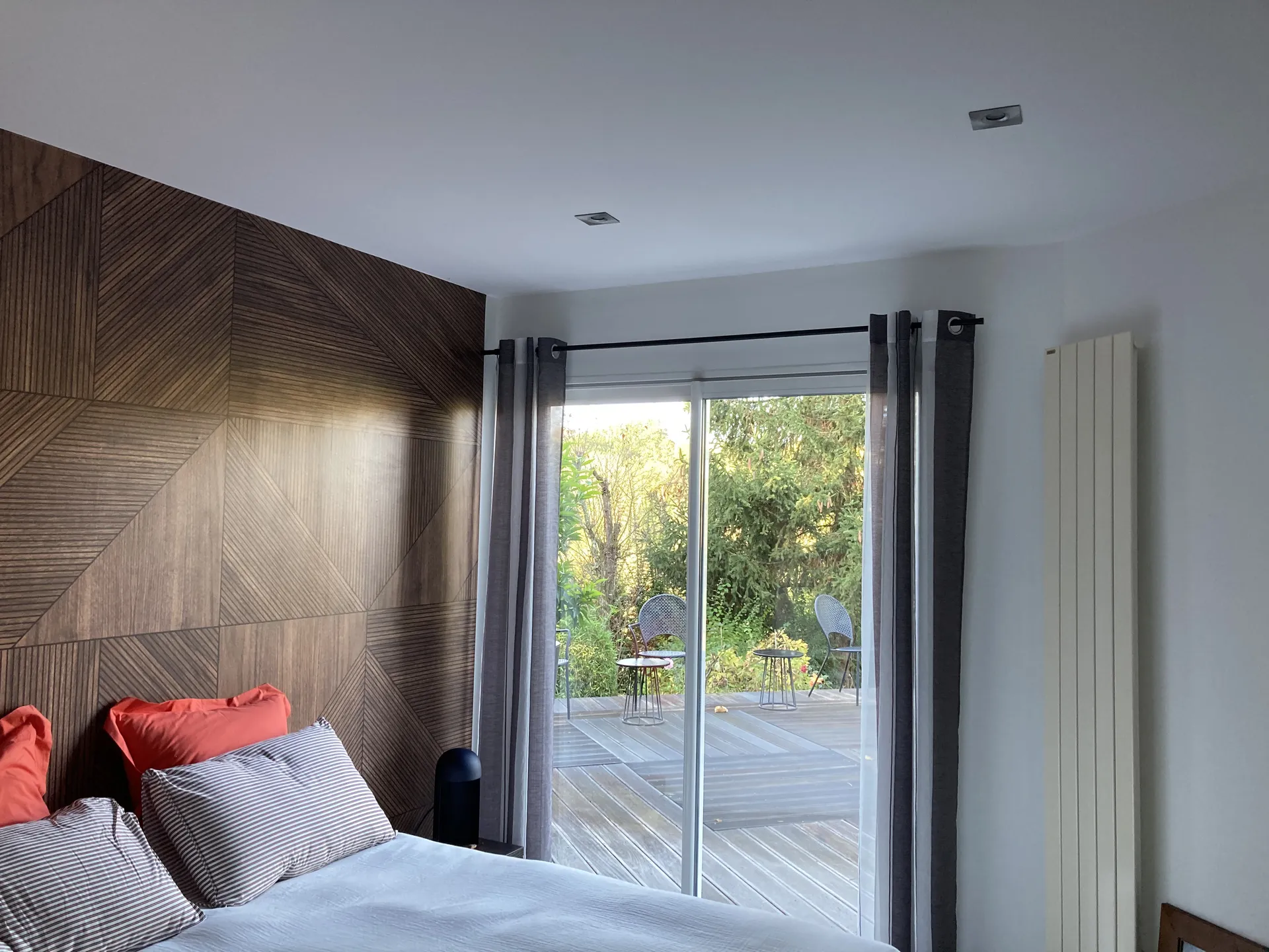 Chambre entièrement rénovée après dégât des eaux avec finitions soignées