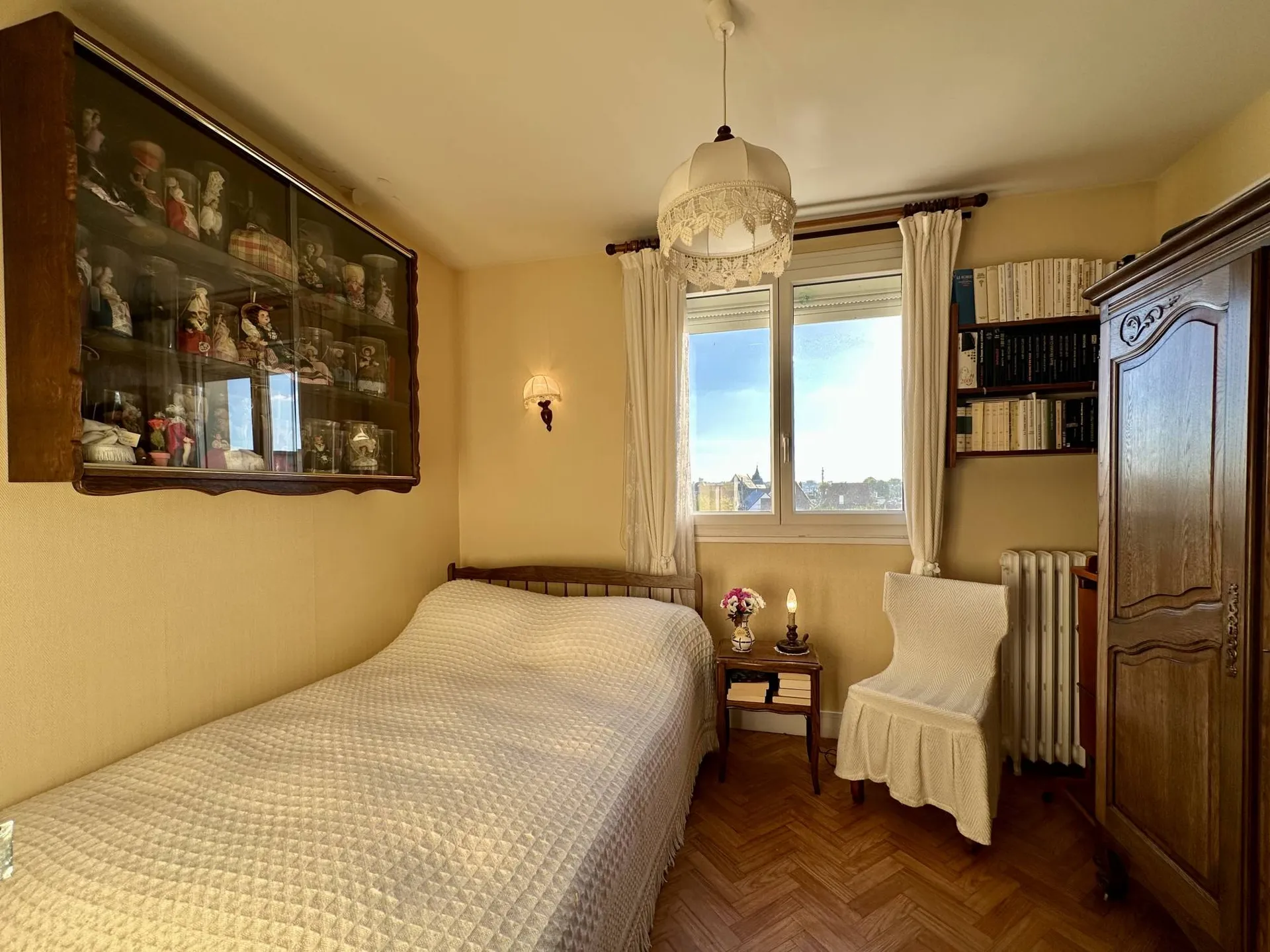 Vends appartement à Dieppe avec 2 chambres et garage.