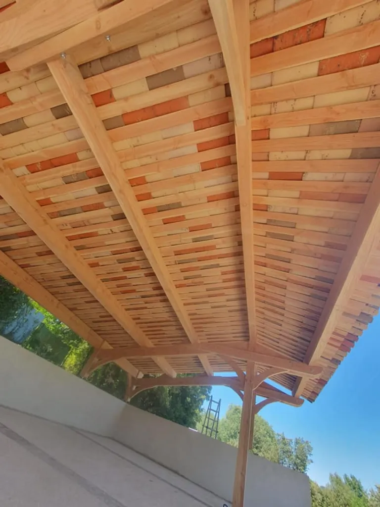 Installation d’un abri voiture triple en douglas massif avec couverture en tuile canal à Tourves dans le Var