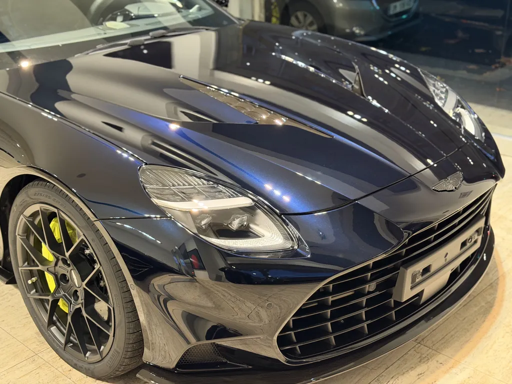 Aston Martin Vanquish Volante Pose de film PPF haut de gamme à Lyon Proche Tassin la demi lune 