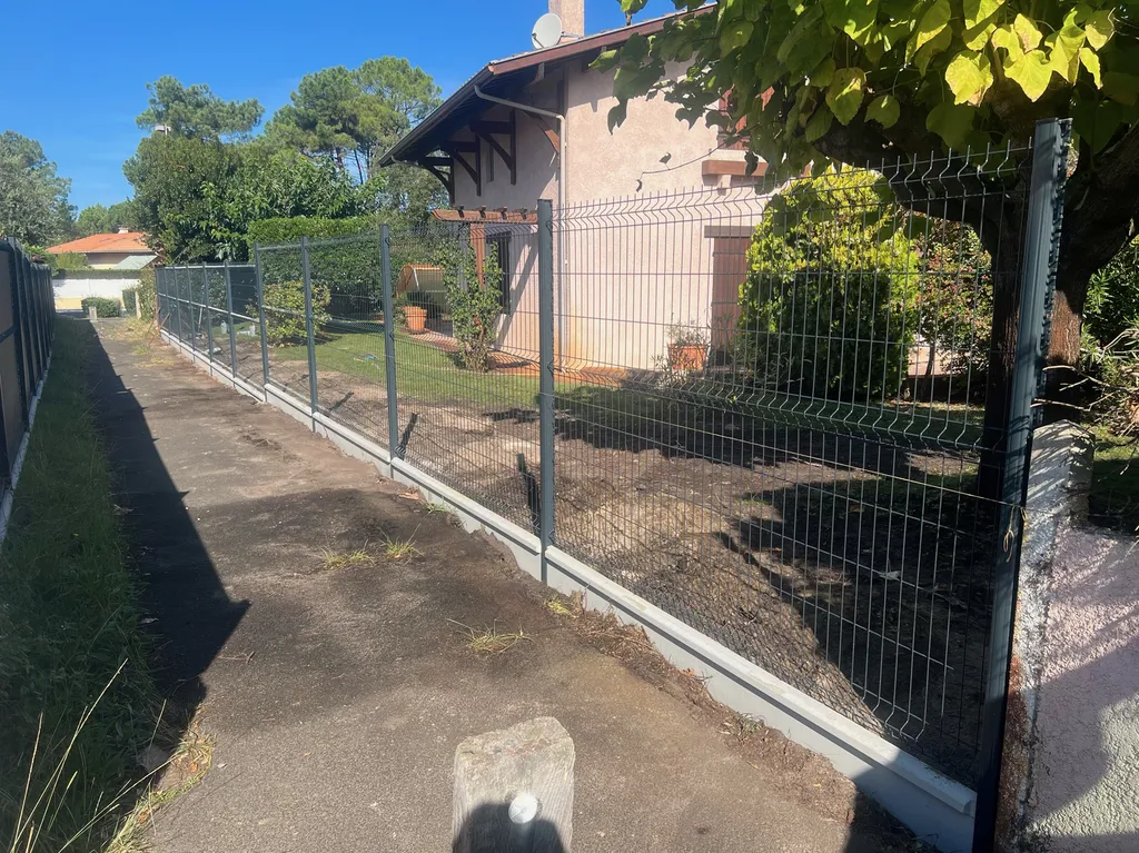 Quels avantages à faire installer une clôture grillage rigide occultante par un paysagiste à Biscarrosse et Mimizan