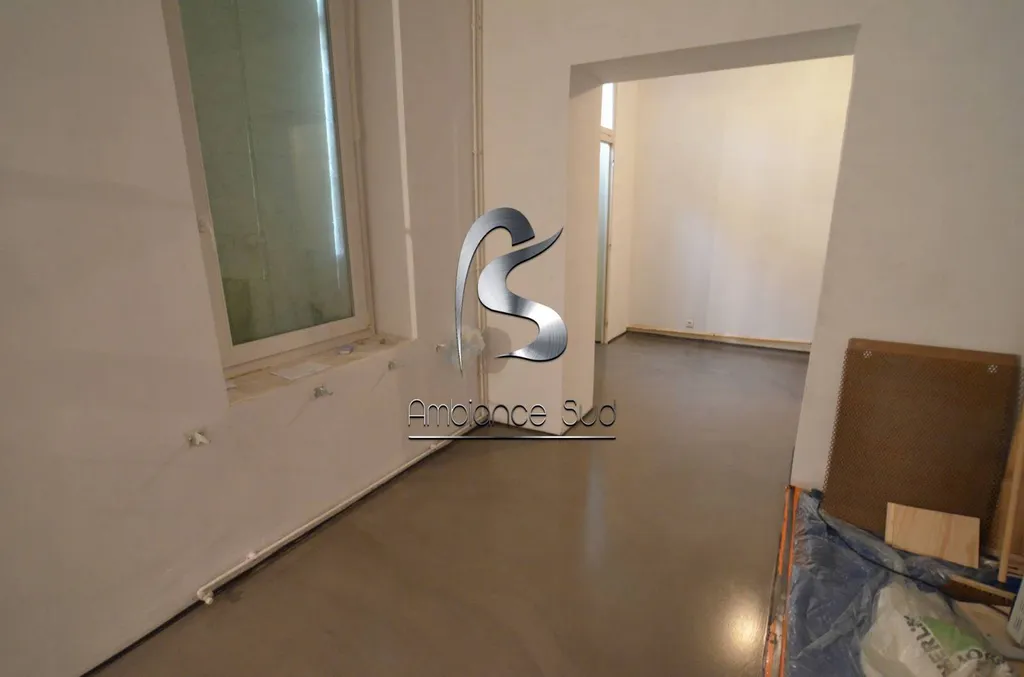 Rénovation en béton ciré avec couche d’usure pour les sols d’un bas de villa à Ollioules