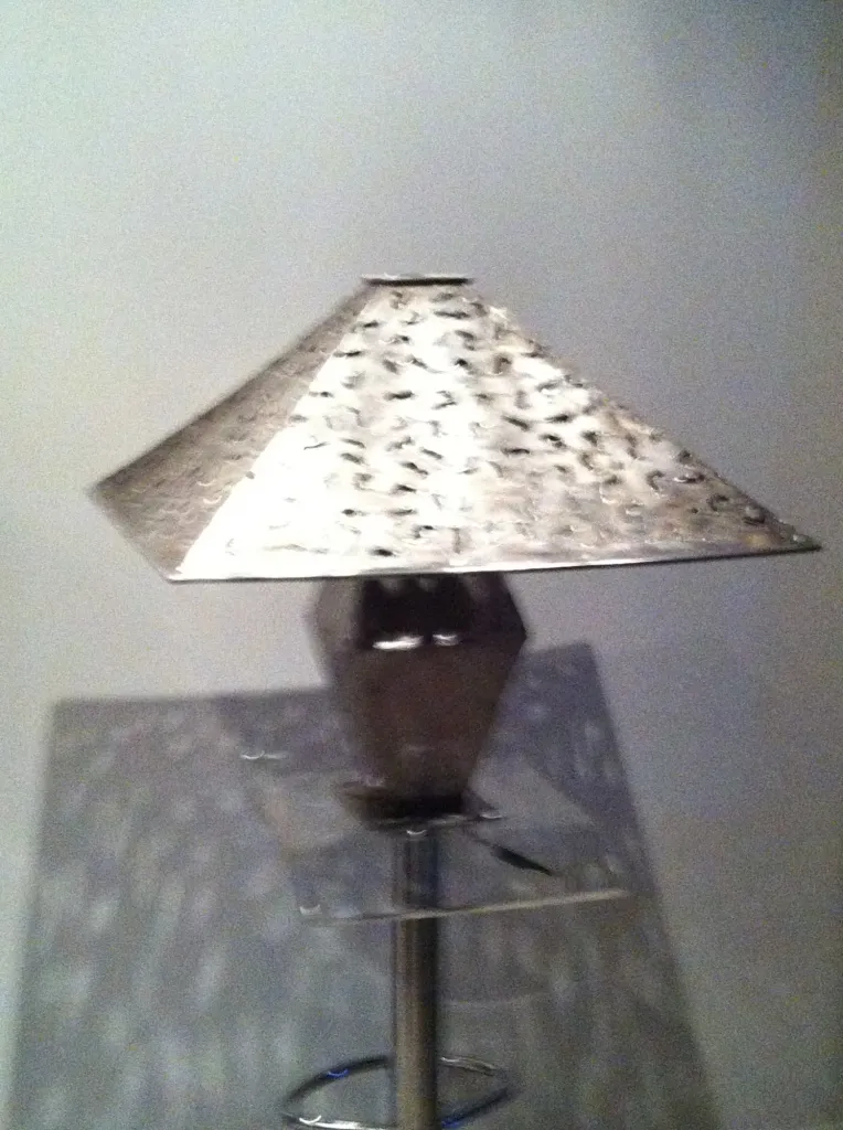 REALISATION DANS NOS ATELIERS A MARTIGUES DE VOS LAMPES EN FER REALISEES SUIVANT MODELE ET DIMENSION DEMANDE DANS LA REGION PACA