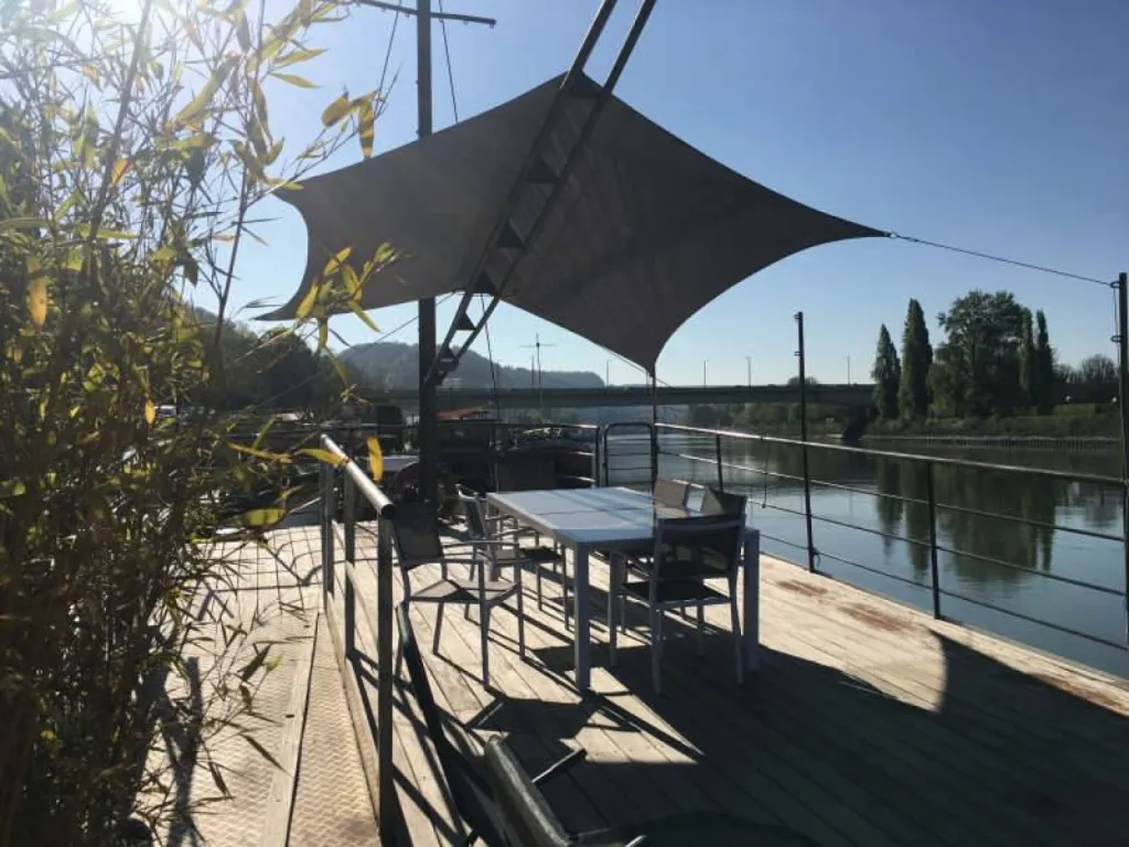 Comprenant une terrasse