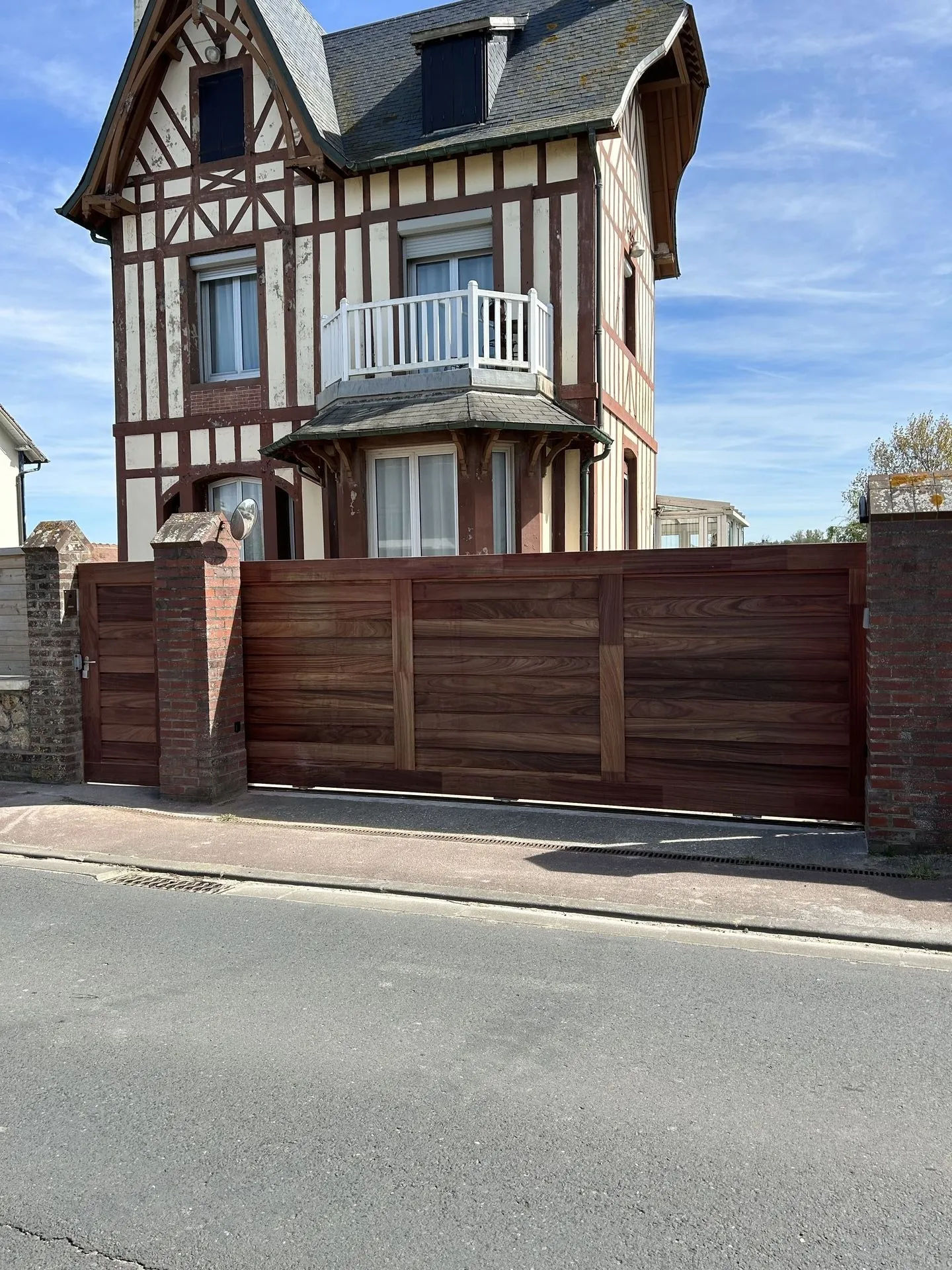 Installation d’un portail battant en bois avec piliers en briques à Le Havre en Seine-Maritime 76