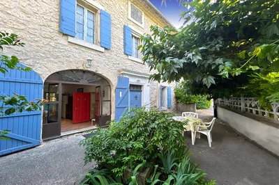 Vente - Velleron, Maison de village en pierre à rénover, avec cours et garage, en bord de Sorgue
