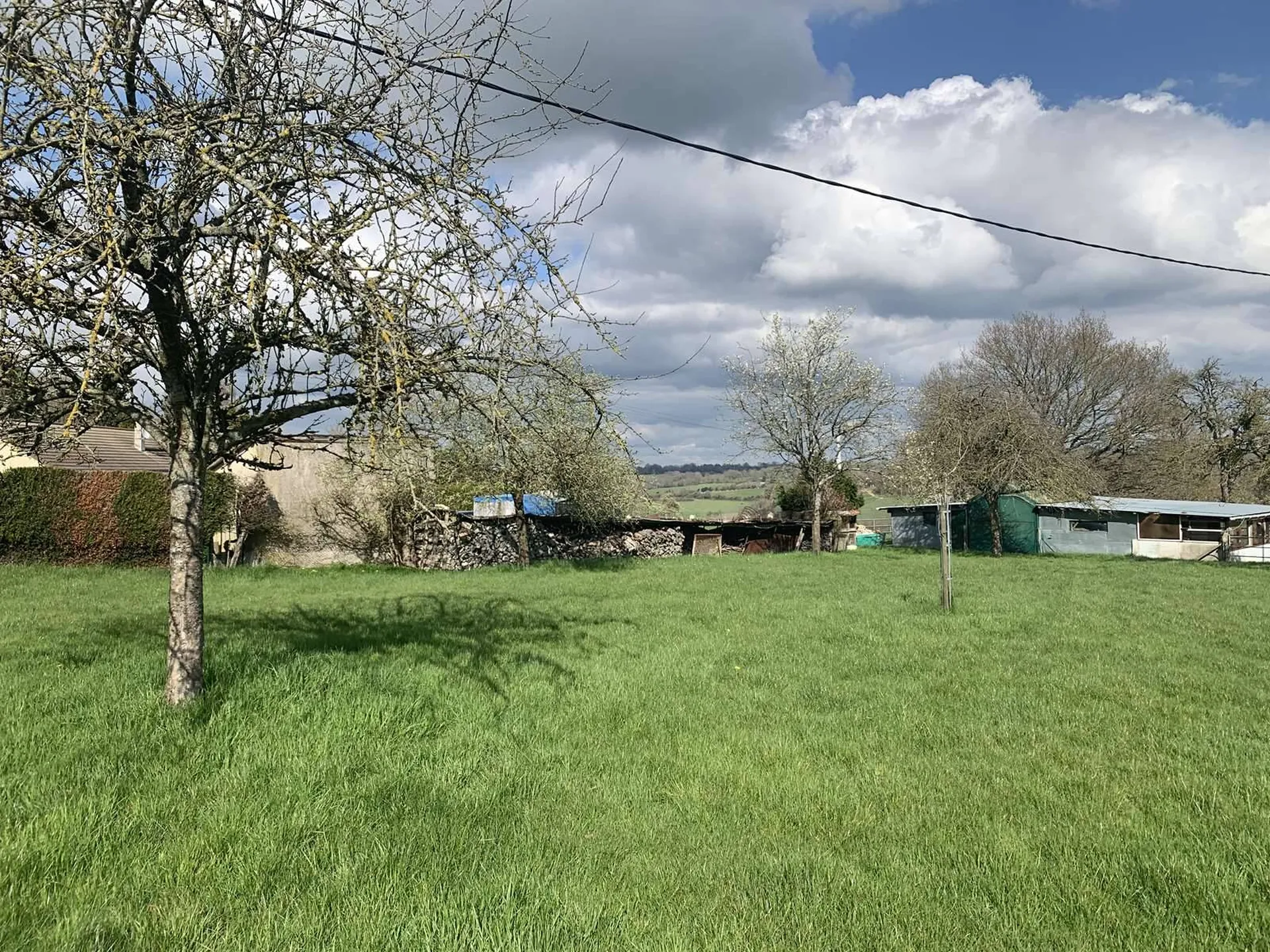 A proximité de LISIEUX (CALVADOS) et de son centre ville, l'Agence TERRES ET DEMEURES DE NORMANDIE à LISIEUX (14100) - 41 Avenue Victor HUGO, vous propose d'acquérir cet ensemble immobilière