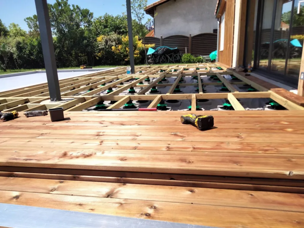 Réalisation d'une terrasse bois sans vis apparente en Pin des Landes par un artisan constructeur au Teich en Gironde