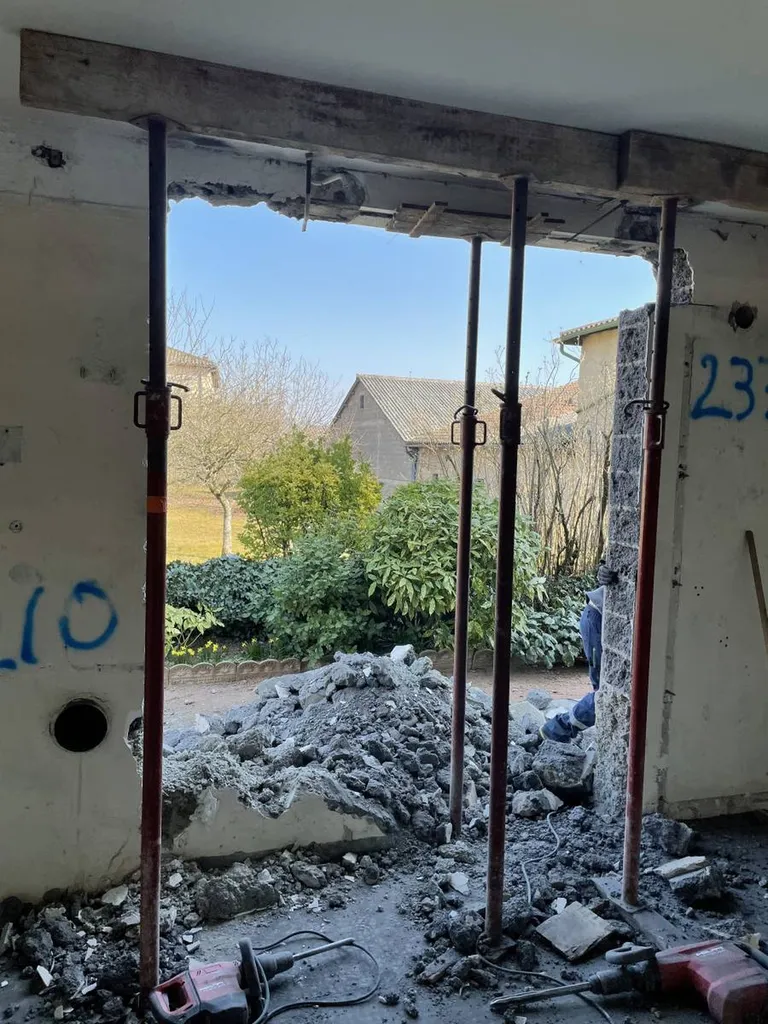 Ouverture en sous oeuvre sécurisée pour la transformation d'une fenêtre en baie vitrée à Trévoux (01)