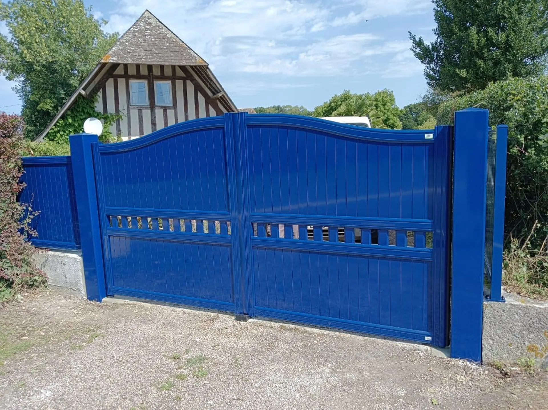 Installation de Portail Alu Battant Motorisé, Modèle Moderne, Sur-Mesure à Deauville dans le Calvados 14 et Trouville-sur-Mer