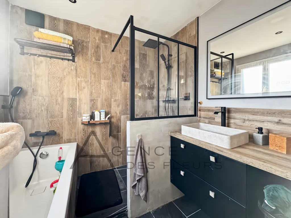 A vendre jolie maison rénovée de 121 m² sur un terrain de 365 m² située à Caudebec-les-Elbeuf 76320