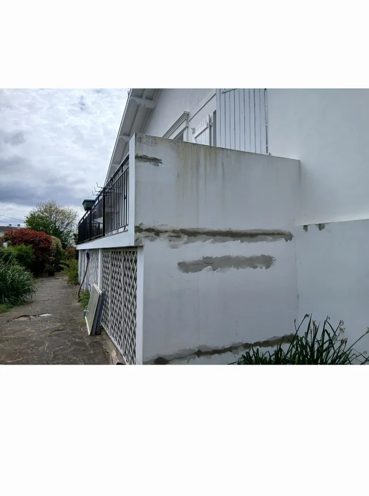 Restauration et mise en peinture d'un mur extérieur : de la réparation aux finitions.