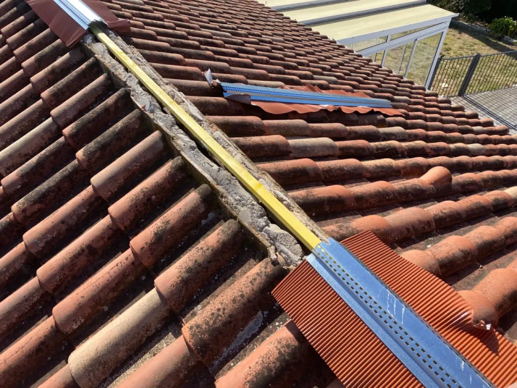 Pose faîtage closoir rouge sur martigues