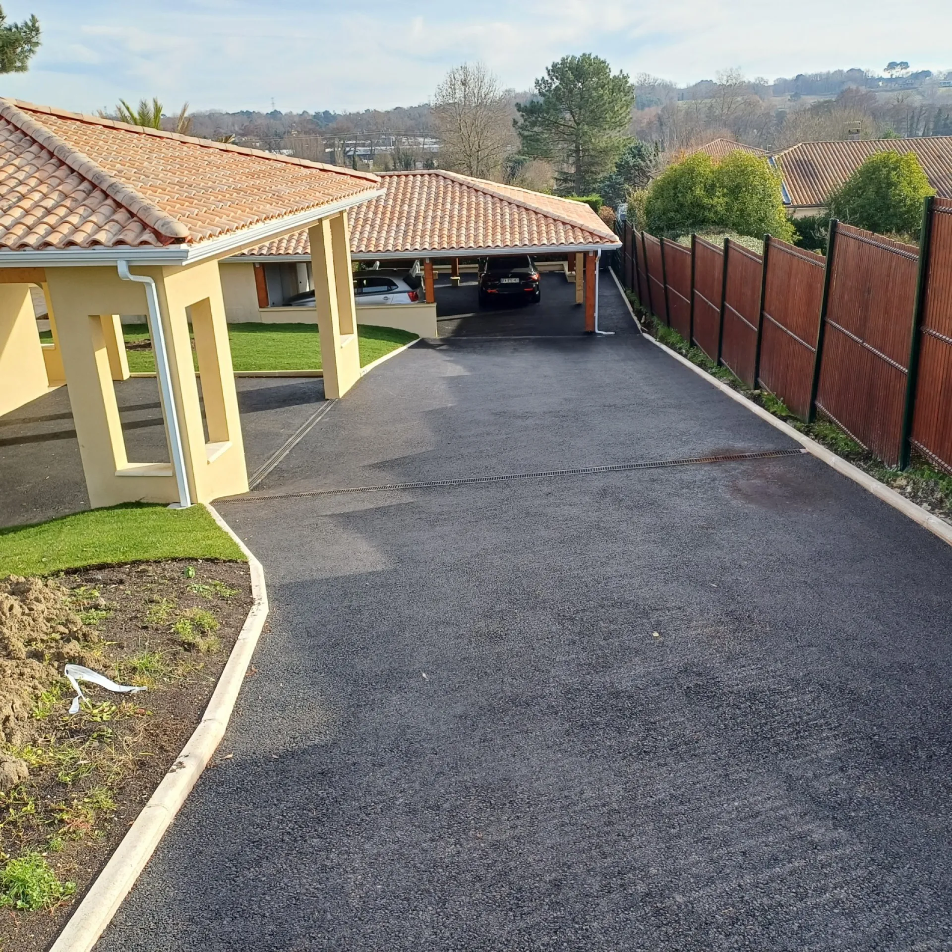 création plate-forme pour agrandir une maison autour de Léognan: création d'un chemin et parking en enrobé noir à chaud