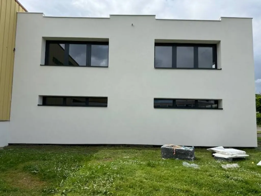 Pose de menuiseries aluminium avec stores toile intérieurs + porte d'accès dans un bâtiment industriel à Vaulx-en-Velin près de Lyon