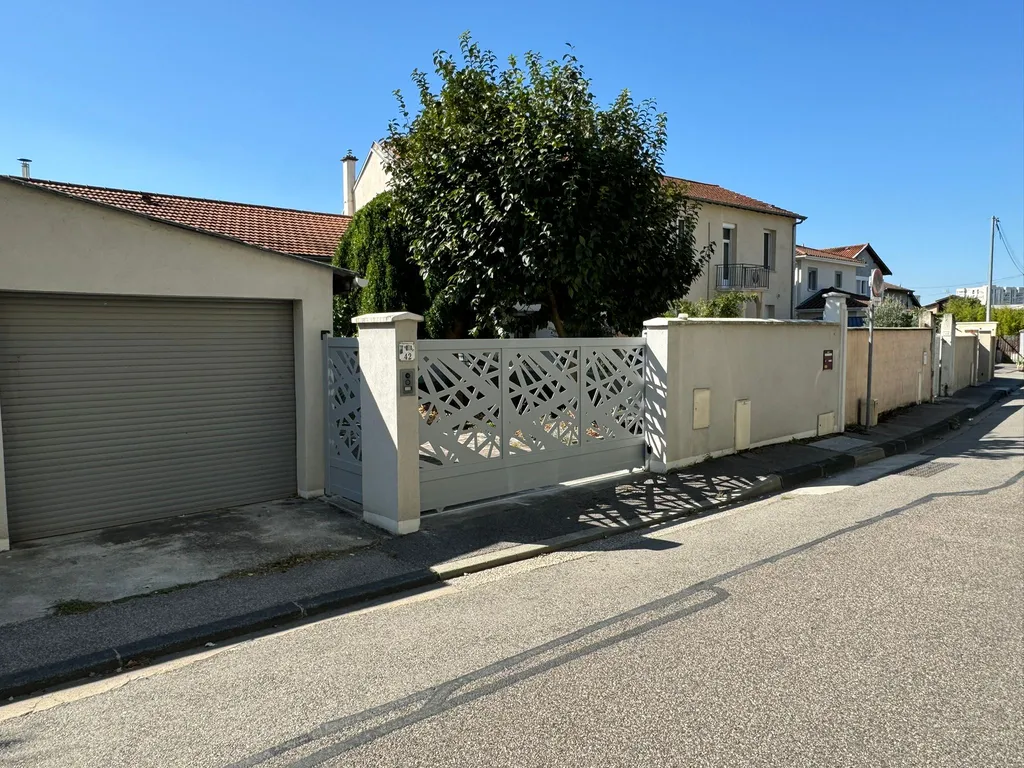 Installation d'un portail et d'un portillon Gardengate en aluminium blanc avec découpe laser à motifs à Bron