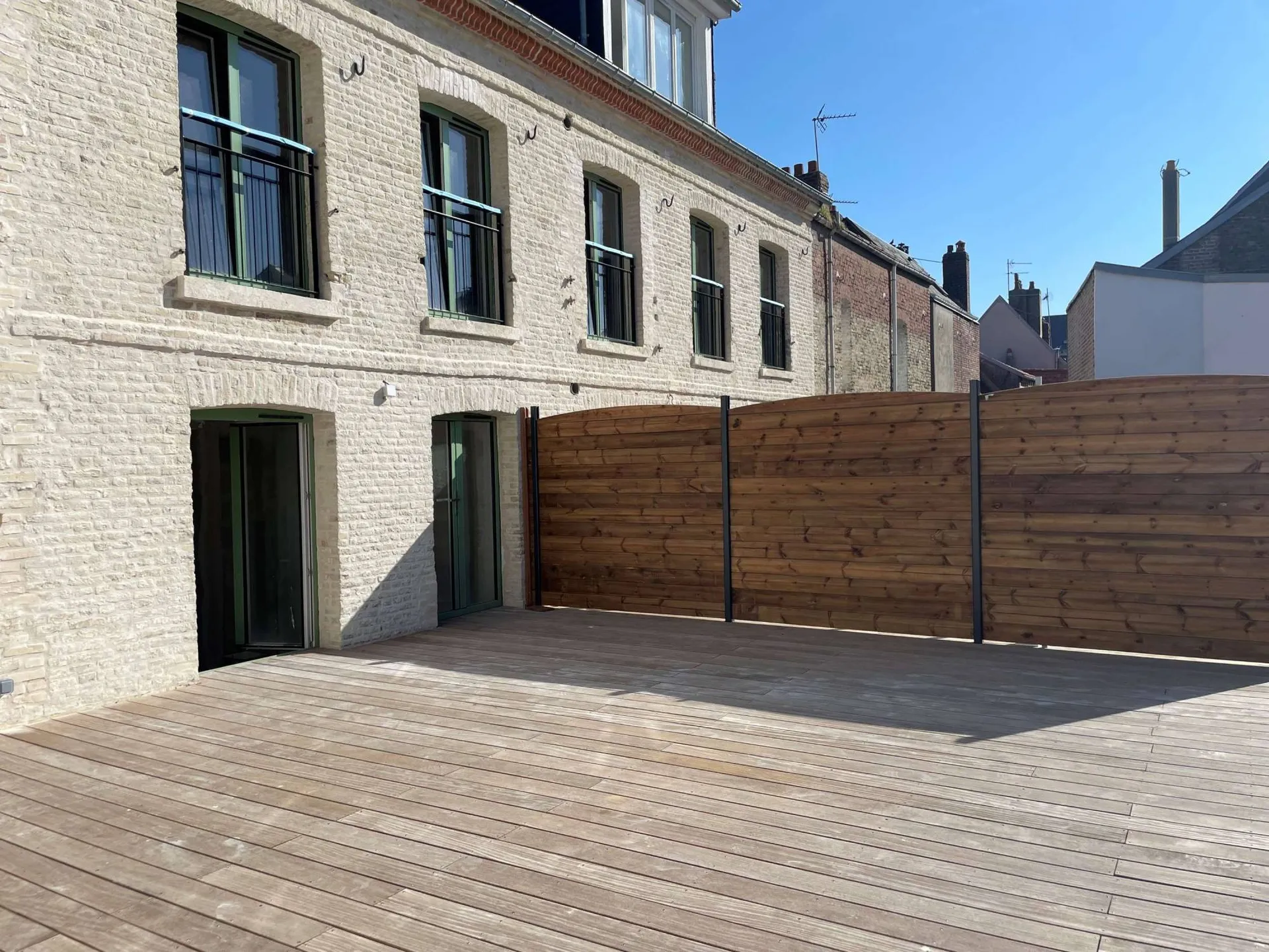 Appartement de 53.88 m² avec terrasse plein sud de 64.43m² entièrement rénové à Dieppe, quartier du Pollet