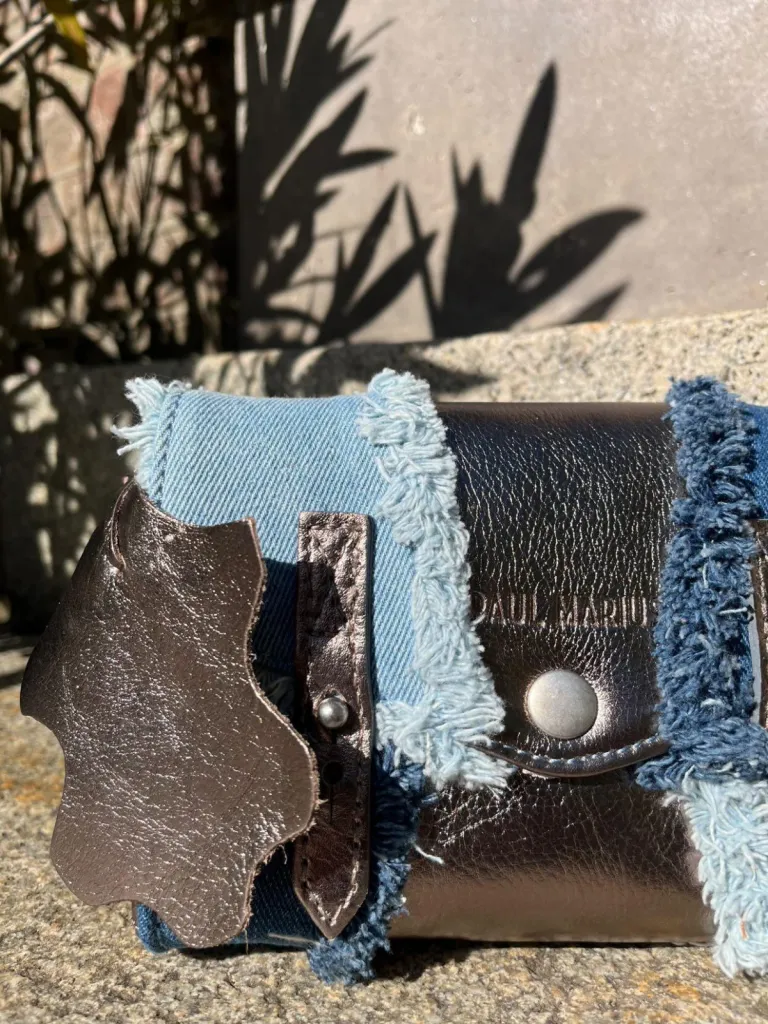 Le Mini Indispensable Denim Acier Paul Marius,  petit sac pour l'été disponible chez Evasion Eu