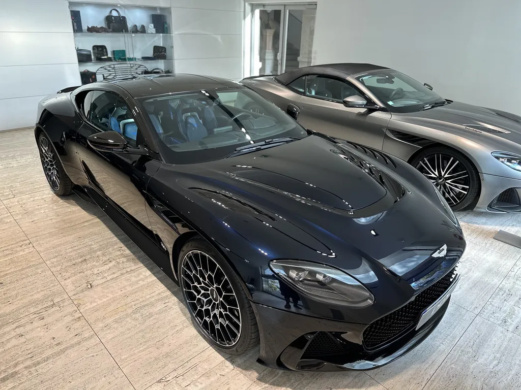 EMB detailing utilise Le Q² Infinite Base Type 1 qui est la première protection au monde à base de polysilanaze modifiée à la fluorine à Lyon