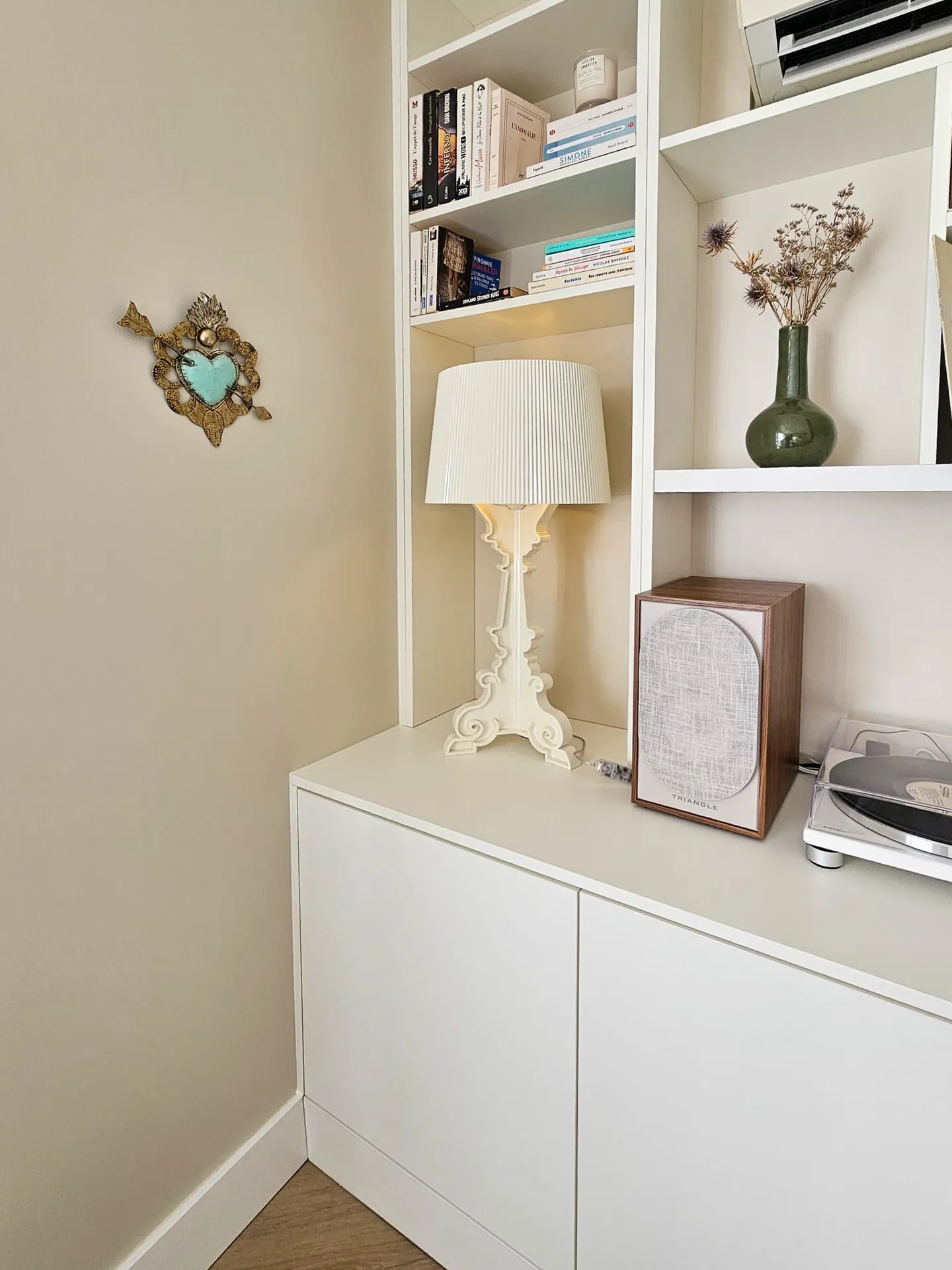 Agencement meuble TV sur mesure avec rangements intégrés et lignes épurées à Aubenas en Ardèche